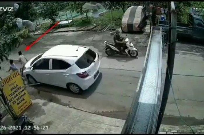 Honda Brio terekam CCTV gulung bocah main sepeda di kawasan perumahan Wahana Cikarang, Bekasi, Jawa Barat, kini diburu polisi
