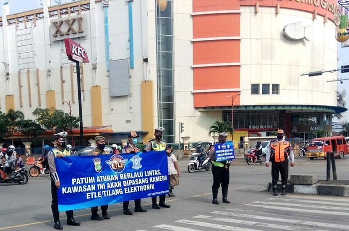 Polres Metro Bekasi lakukan sosialisasi Electronic Traffic Law Enforcement (ETLE).
