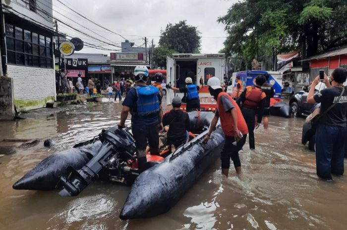 Suzuki Club Reaksi Cepat (SCRC) evakuasi korban banjir di Bekasi