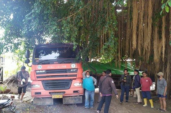 Truk trailer yang disesatkan masuk jalan sempit perkampungan Gisikdrono, Semarang Barat, Kota Semarang, Jawa Tengah