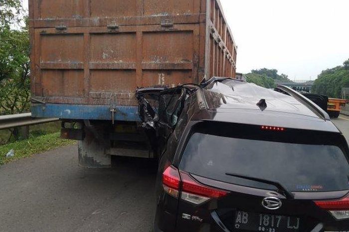 Daihatsu Terios Nyangkut di bodi belakang truk gara-gara pengemudi ngantuk