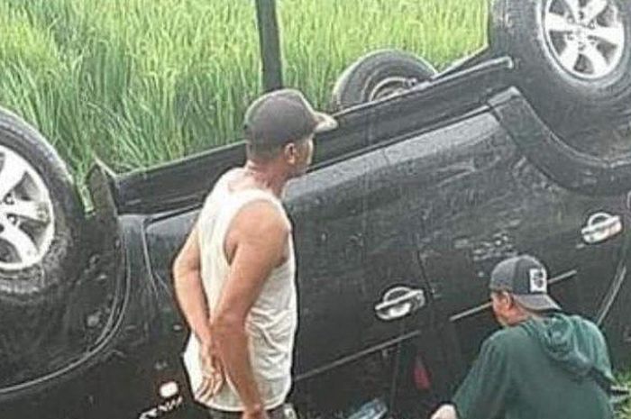 Toyota Fortuner melintir hingga telentang di sawah kawasan jalan raya Bone-Sinjai, desa Ujung Tanah, Mare, Bone, Sulawesi Selatan, (6/3/21)