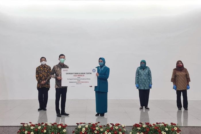 Dukungan Isuzu Indonesia kepada Tim Penggerak Pemberdayaan dan Kesejahteraan Keluarga berupa timbangan digital untuk Posyandu Indonesia.
