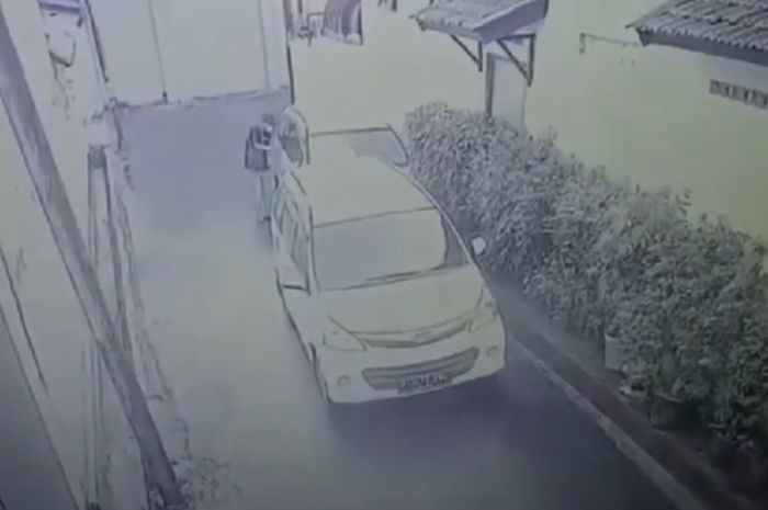 Aksi komplotan maling menggondol satu unit Toyota Avanza
