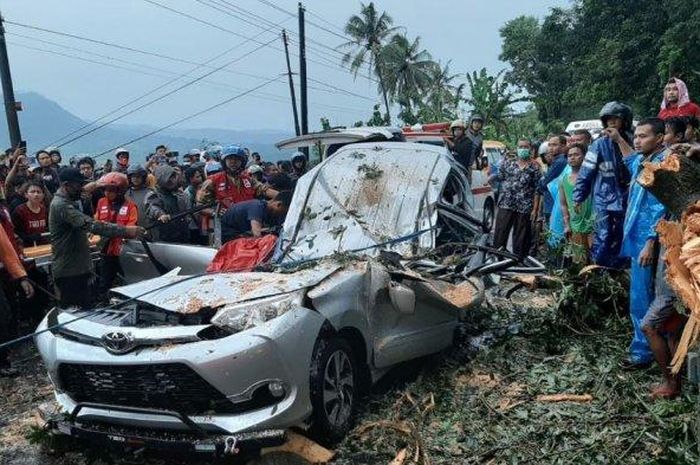 Kondisi mobil yang dinaiki delapan orang asal Desa Karangtengah, Kecamatan Cilongok, Banyumas, usai tertimpa pohon randu, di Jalan Raya Pemalang-Randudongkal, Sabtu (6/3/2021) sore. (Istimewa)