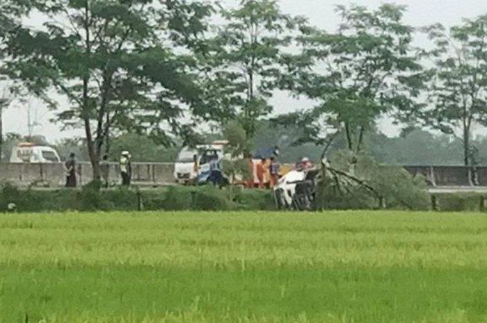 Toyota Fortuner oleng hantam pohon di pinggir jalan tol