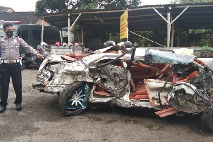 Honda Accord yang gepeng setelah tergencet truk muatan kemiri di Klaten