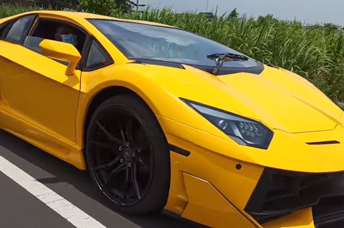 Replika Lamborghini berbasih Mitsubishi Galant hasil rakitan Suharyanto, pemilik bengkel High Class Auto Custom.