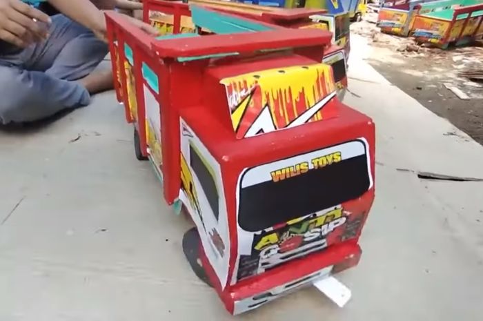 Mainan otomotif atau OtoToys berupa miniatur truk oleng buatan pelajar SMK di Ponorogo, Jawa Timur.