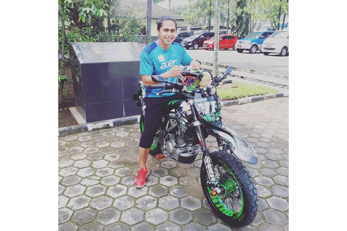 Aprilia Manganang berpose di atas motor bergaya supermoto