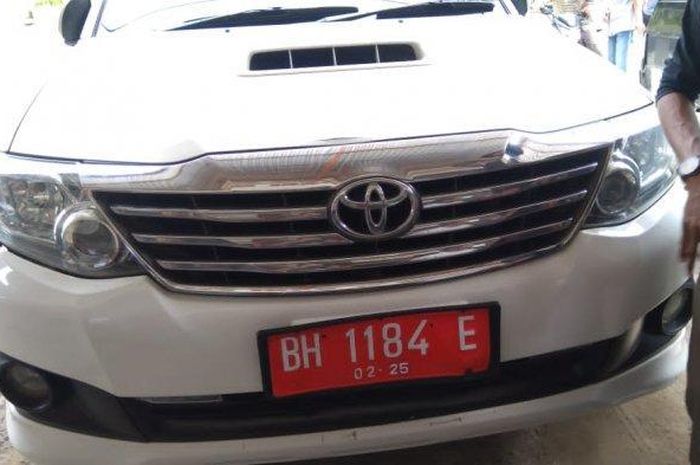 Toyota Fortuner pelat merah milik Pemkab Tanjung Jabung Barat tabrakan beruntun di kota Jambi, (9/3/21)