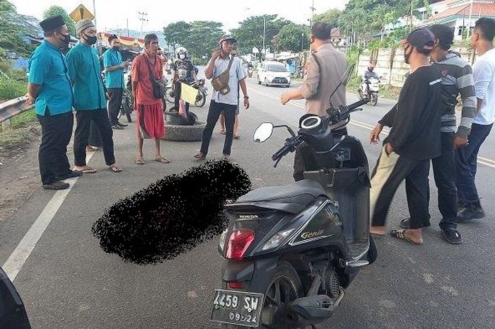 Kecelakaan tunggal pemotor pengendara Honda Genio setelah hajar lubang jalan