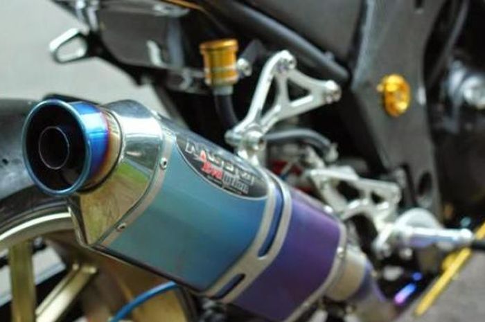 Ilustrasi Knalpot Motor Nembak Bisa Berakibat Buruk ke Mesin