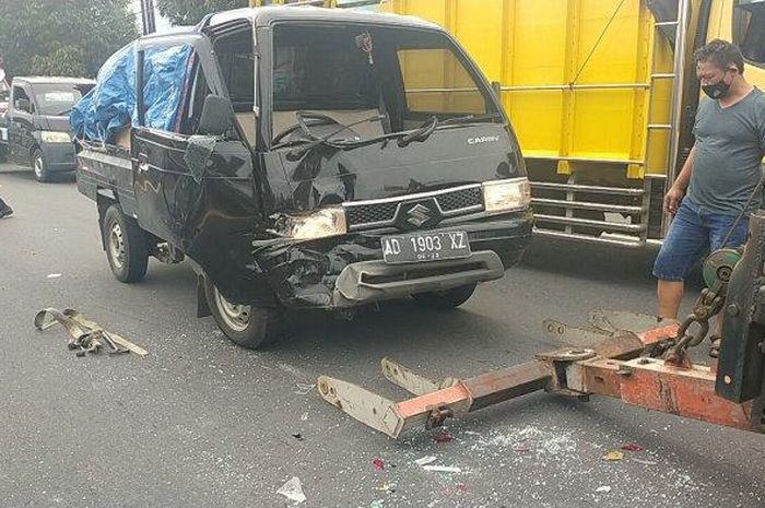 Kondisi Mobil Pikap Suzuki Carry usai menyundul Mobil Nissan Livina di depannya