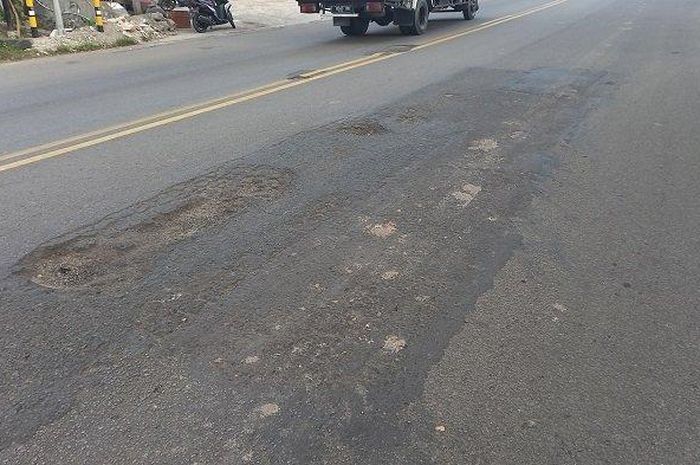 Lubang jalan penyebab kecelakaan tunggal