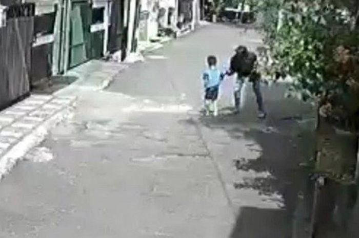 Tangkapan layar rekaman CCTV saat pelaku merampas handphone bocah laki-laki berusia sekitar 4 tahun di Duren Sawit, Jakarta Timur, Rabu (10/3/2021). 