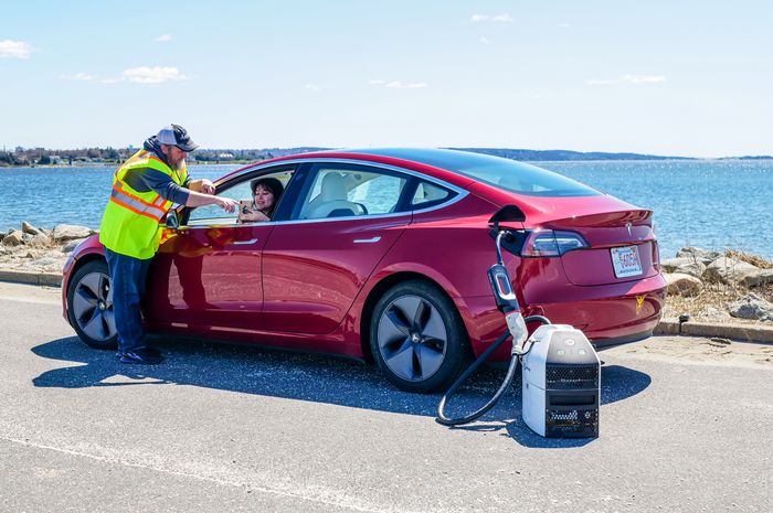 Sparkcharge sedang isi daya ke Tesla Model 3