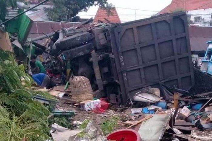 Truk blong hajar warung dan rumah warga