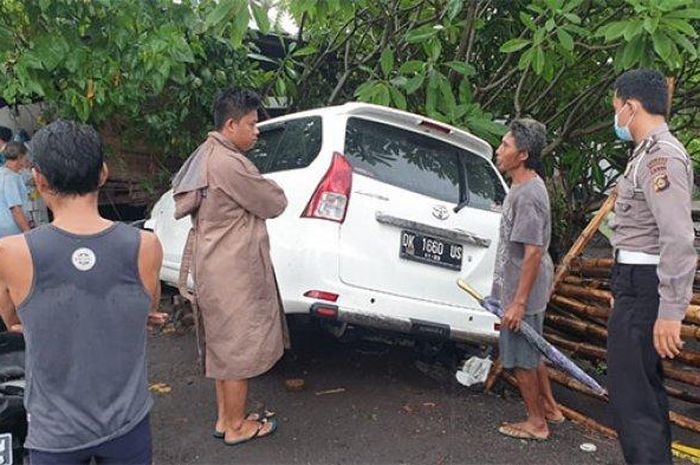 Toyota Avanza terobos jalur satu arah, tusuk tiga pedagang hingga satu tewas di desa Tianyar, Kubu, Karangasem, Bali
