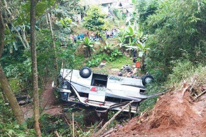 Bus Pariwisata Sri Padma Kencana terjun jurang di Tanjakan Cae, jalan raya Wado-Malangbong, kabupaten Sumedang, Jawa Barat