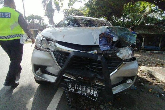 Toyota Avanza seruduk gerobak pedagang dan Agya parkir di  Jalan Raya Citepus, Desa Citepus, Palabuhanratu, Kabupaten Sukabumi, Jawa Barat