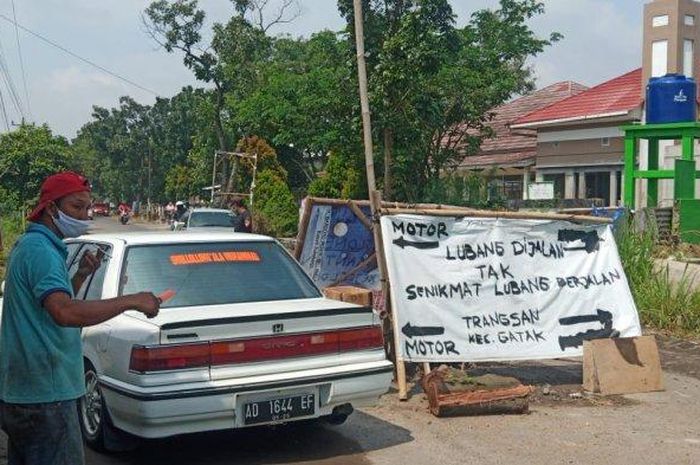 Spanduk yang terpasang di Jalan Jawit, tepatnya di sebelah utara Balai Desa Trangsan, Kecamatan Gatak, Kabupaten Sukoharjo. 