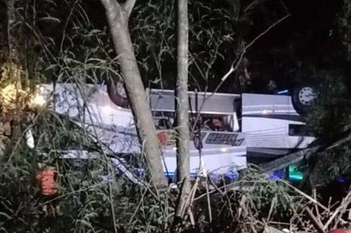 Satu bus pariwisata mengalami kecelakaan tunggal di Jalan Raya Wado-Malangbong, Dusun Cilangkap RT 01/06, Desa Sukajadi, Kecamatan Wado, Kabupaten Sumedang, Rabu (10/3/2021) malam. 