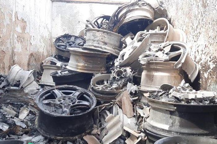 Sisa kebakaran di bengkel velg ban milik Yusrha di Jalan Diponegoro, Kecamatan Tambun Selatan, Kabupaten Bekasi. 