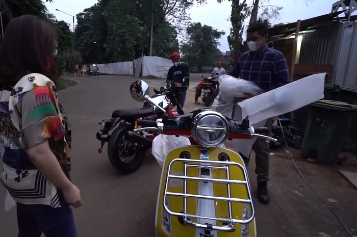 Raffi Ahmad pamerkan dua koleksi motor barunya.