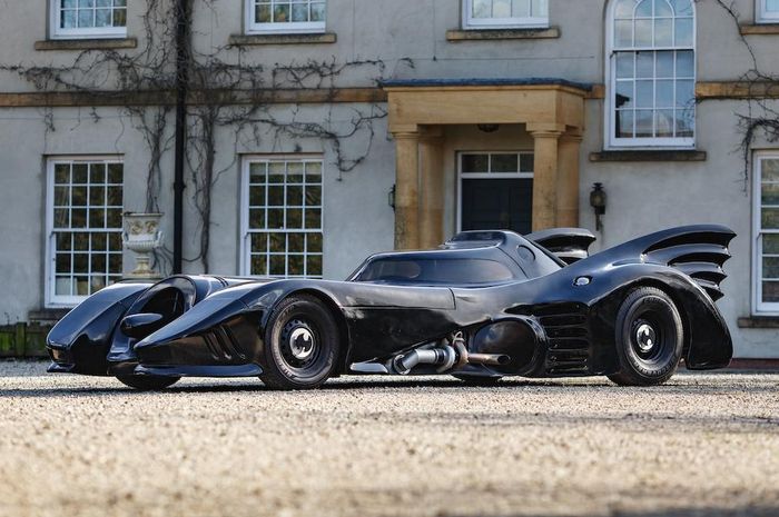 Replika Batmobile yang muncul di film Batman 1989 akan dilelang.
