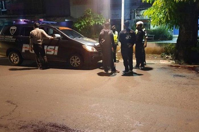 Kepolisian saat melakukan olah tempat kejadian perkara diduga kasus begal di Jalan KH Noer Ali Kalimalang, Bekasi Selatan, Jumat (12/3/2021). 