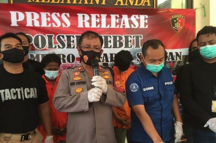 Konferensi pers pengungkapan kasus pencurian di Mapolsek Tebet, Jakarta Selatan, Jumat (12/3/2021). 