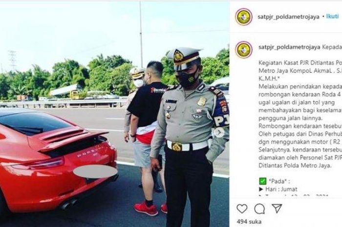 Sebuah video yang memperlihatkan polisi memberhentikan mobil sport di jalan tol viral di media sosial. 