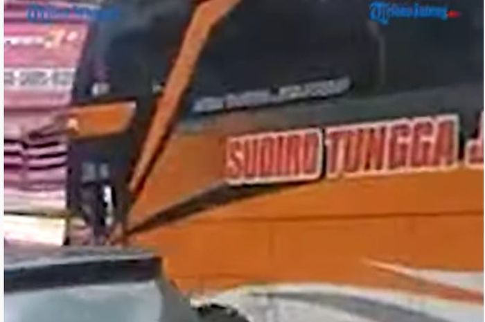 Dua bus Sudiro Tungga Jaya saling sundul, Toyota Kijang Innova dan Rush kena imbas diseruduk dari belakang