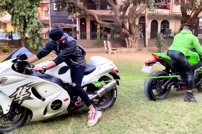 Adu tarik tambang antara Suzuki Hayabusa dan Kawasaki Ninja ZX-10R.
