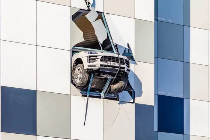 Porsche Macan hampir jatuh dari gedung parkiran di Rusia.
