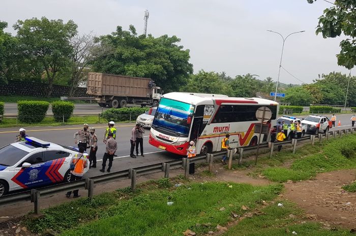 Penindakan terhadap supir bus yang menaik-turunkan penumpang di ruas tol Tangerang Merak