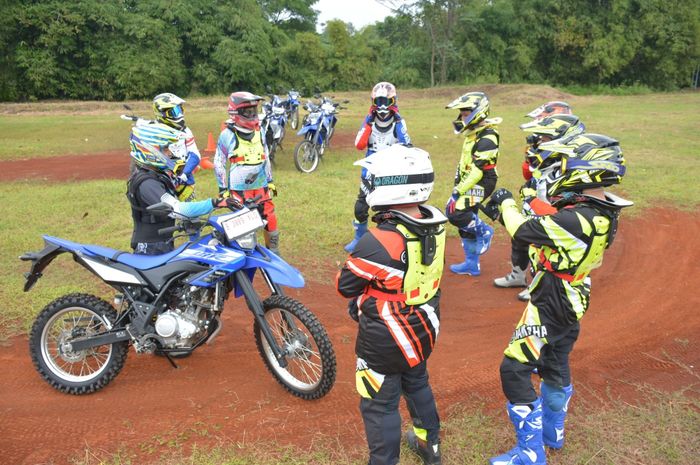 Setelah teori, peserta Off-Road School Experience langsung diajak praktik di lapangan pakai WR 155R