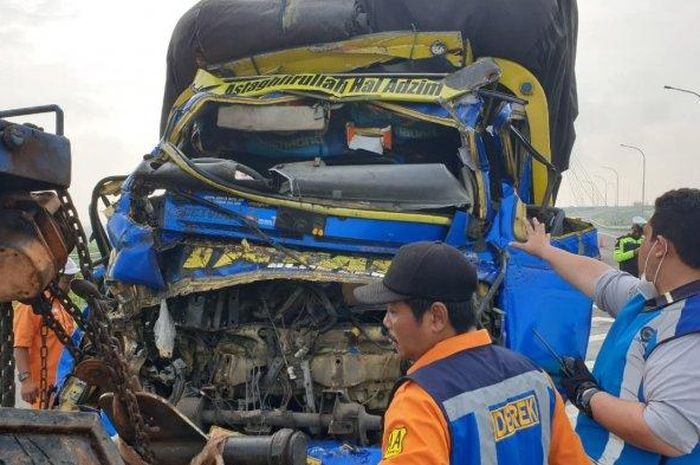 Kecelakaan truk pengankut cabai dengan truk gandeng di Jalan Solo-Ngawi tepatnya di Ngemplak, Boyolali, Sabtu (13/3/2021)  