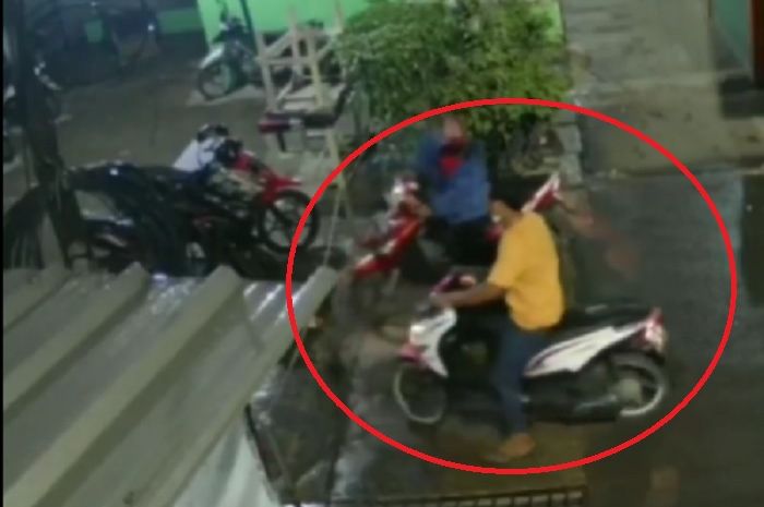 Dua pelaku pencurian melakukan aksinya