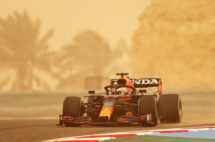 Max Verstappen tercepat pada hari pertama tes pramusim F1 Bahrain 2021. Badai pasir juga menerjang Bahrain. 