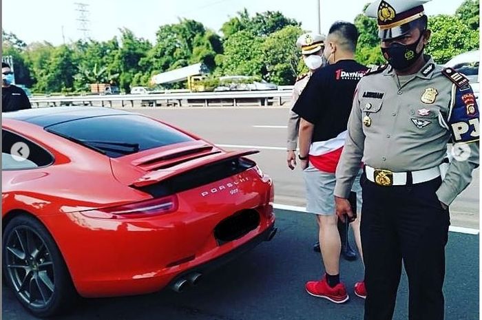 Porsche 911 Carrera ditindak polisi karena ugal-ugalan di tol dengan pengawalan Dishub