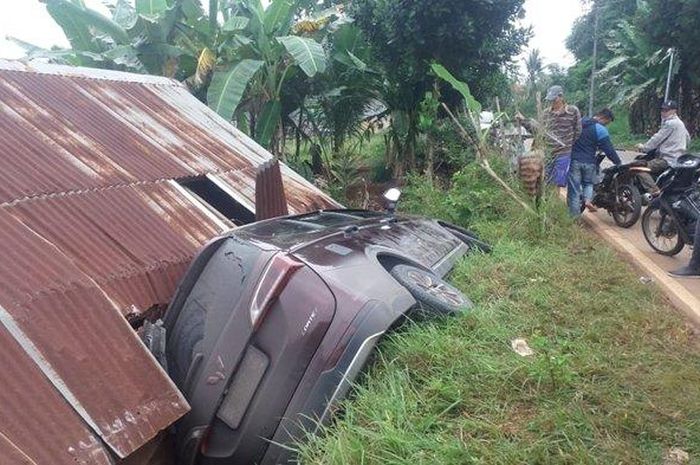 Wuling Cortez tesangsang di atap rumah warga di jalan raya lintas Sumatera, desa Kebur Jaya, Tiang Pumpung Kepungut, Musi Rawas, Sumatera Selatan, (12/3/21)