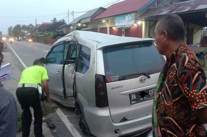 Toyota Avanza bonyok bodi sebela kiri setelah terlibat adu banteng lawan Daihatsu Terios