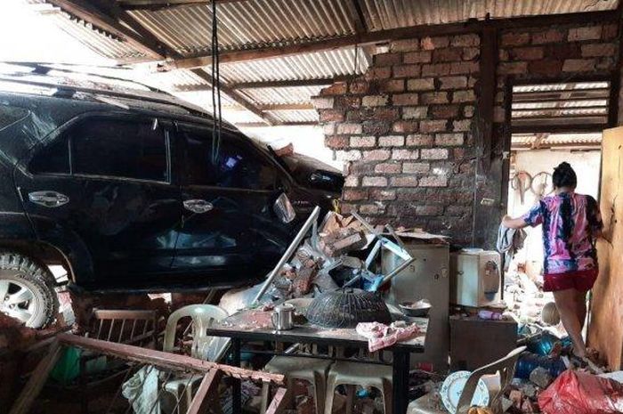 Toyota Fortuner ngeblong tumbuk rumah warga