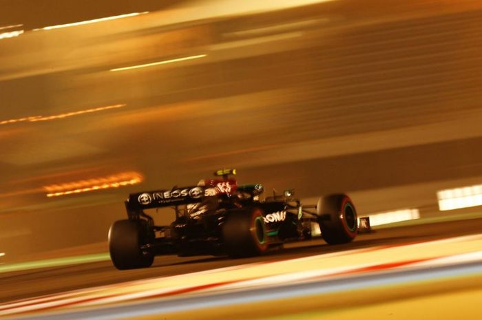 Pembalap tim Mercedes, Valtteri Bottas tampil luar biasa di hari kedua tes pramusim F1 2021.