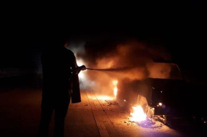 Daihatsu Taft hangus terbakar di tol Lampung