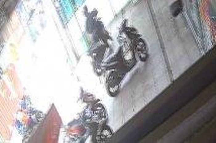 Rekaman CCTV pencurian unit motor di sebuah parkiran toko serba ada (toserba).