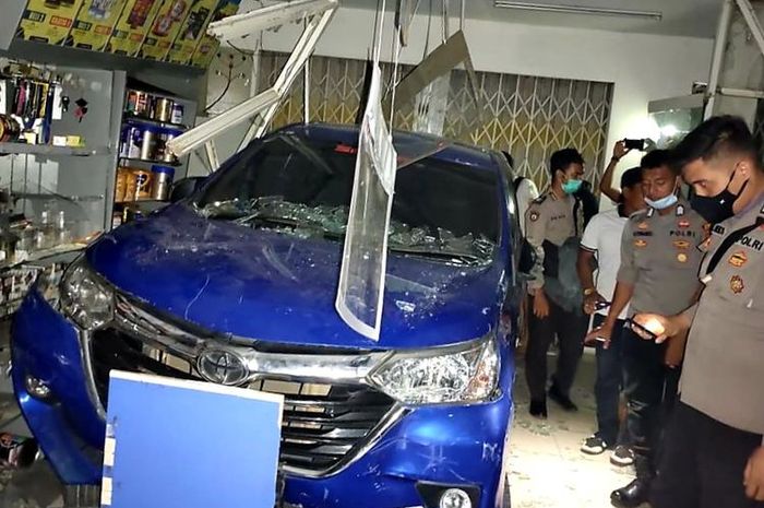 Toyota Avanza bobol minimarket di Jl Mensiku, Sintang, Kalimantan Barat saat dibawa bocah berusia 15 tahun hingga anak usia 6 tahun tewas terjepit di meja kasir