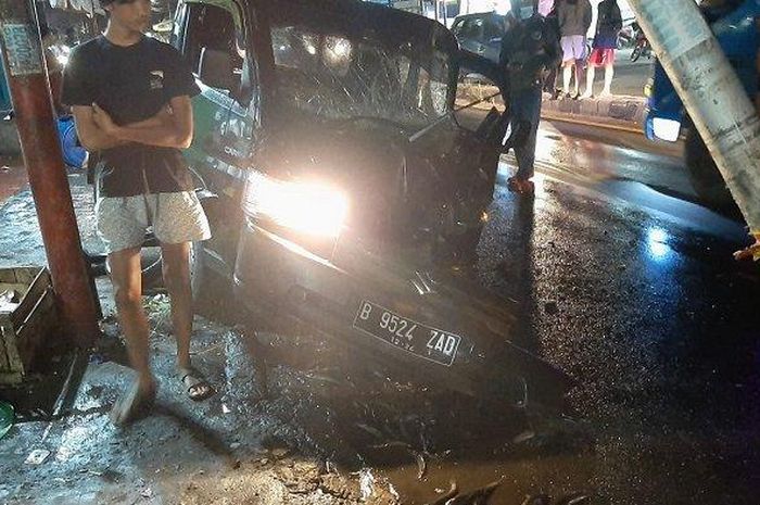 Suzuki Carry Pikap hajar tiang akibat maksa nyalip dari jalur kiri di jalan raya Parung Ciputat, Sawangan, kota Depok, (13/3/21)